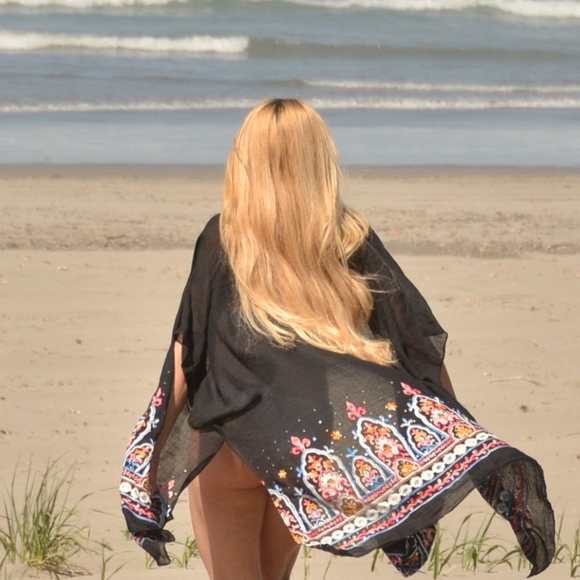 Black Kimono with embroidered details - Picture 3 of 4